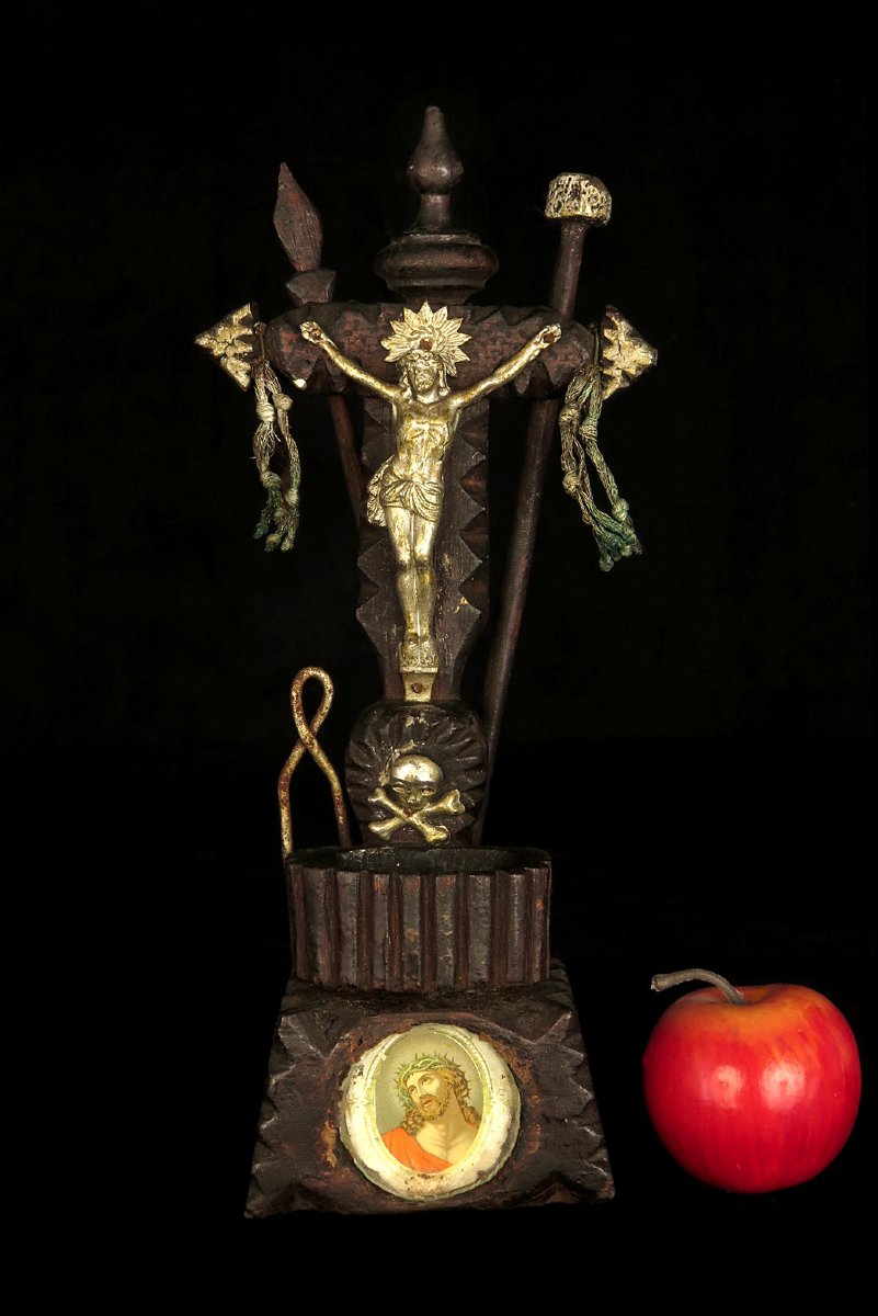 Ancien petit crucifix, art populaire vers 1880 / Sculpture chêne benitier-photo-8