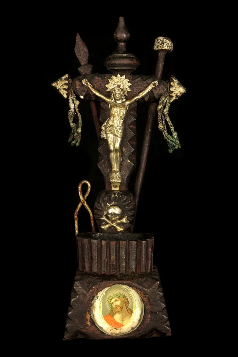Ancien petit crucifix, art populaire vers 1880 / Sculpture chêne benitier