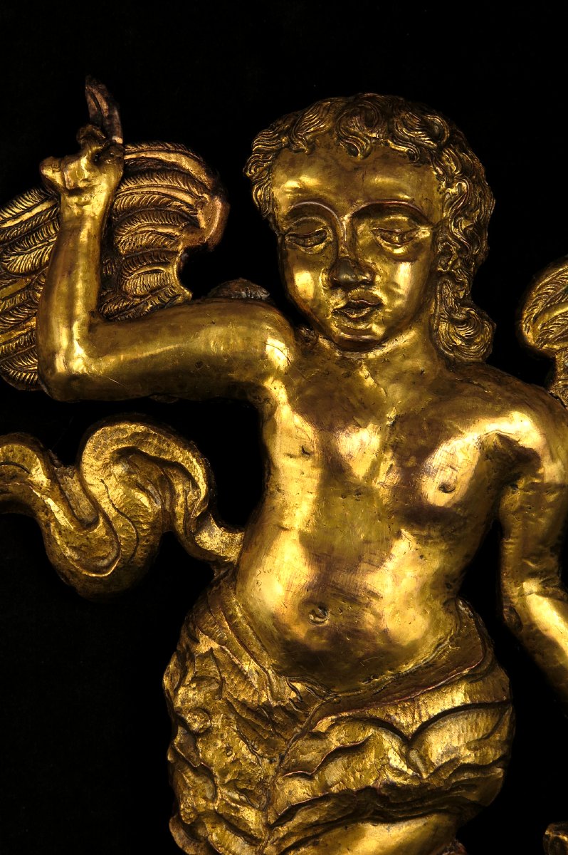 Ancien angelot, élément en laiton doré repoussé, vers 1800-photo-2