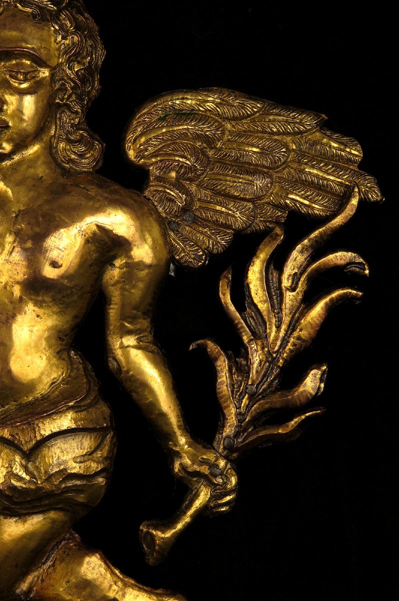 Ancien angelot, élément en laiton doré repoussé, vers 1800-photo-1