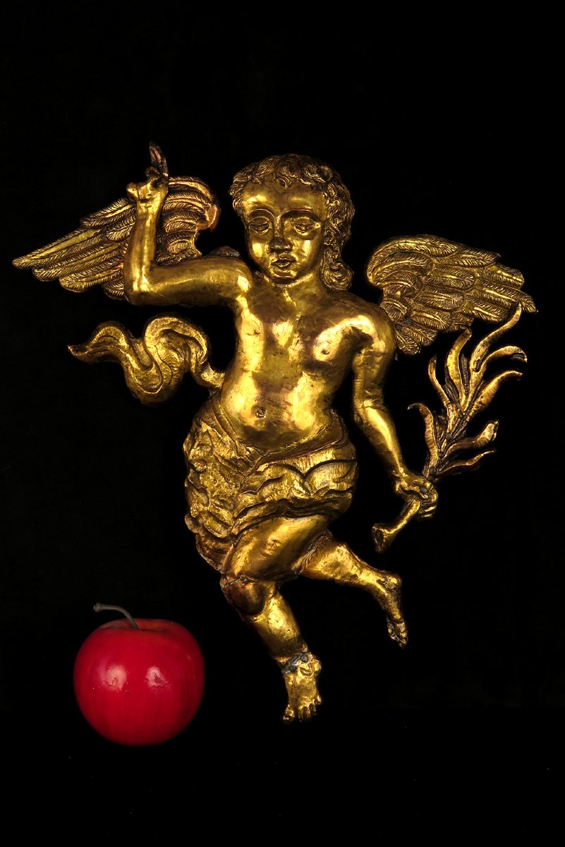 Ancien angelot, élément en laiton doré repoussé, vers 1800-photo-5