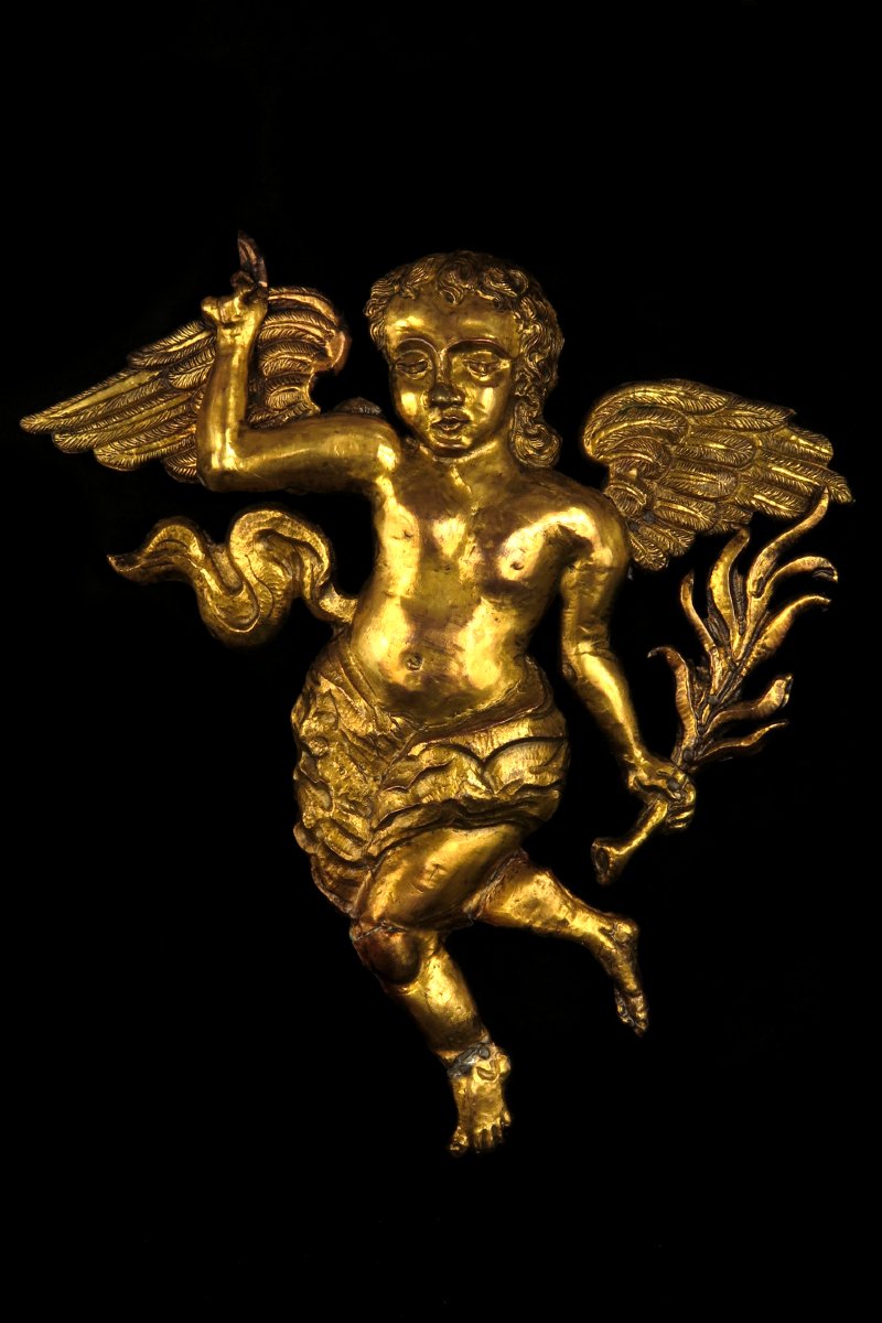 Ancien angelot, élément en laiton doré repoussé, vers 1800