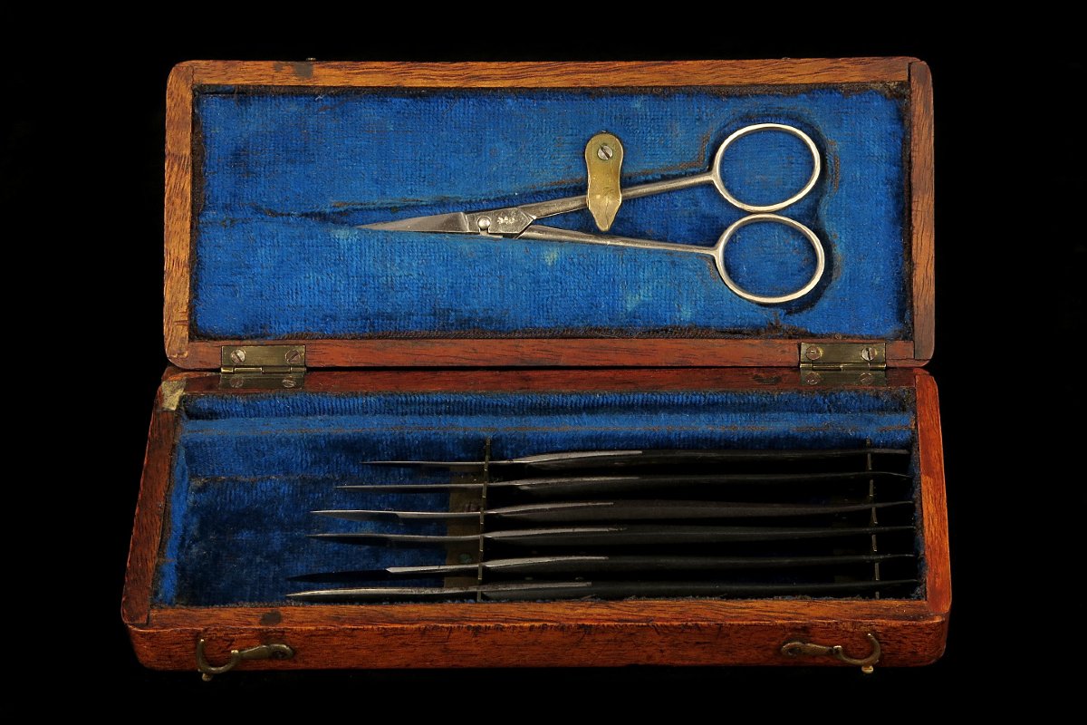 Ancien petit coffret de chirurgie, vers 1880 / Materiel medical / Scientifique