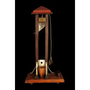 Antique Model Of A Guillotine, Folk Art Circa 1930 / Cut Cigares Oddities