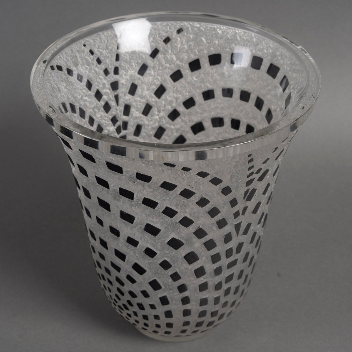 René Lalique - Damiers Vase Created In 1935-photo-1