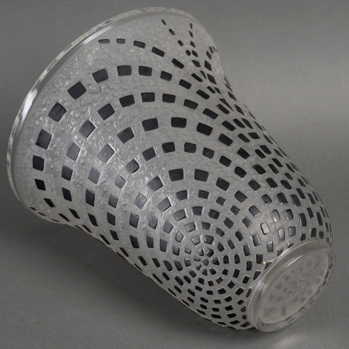 René Lalique - Damiers Vase Created In 1935-photo-2