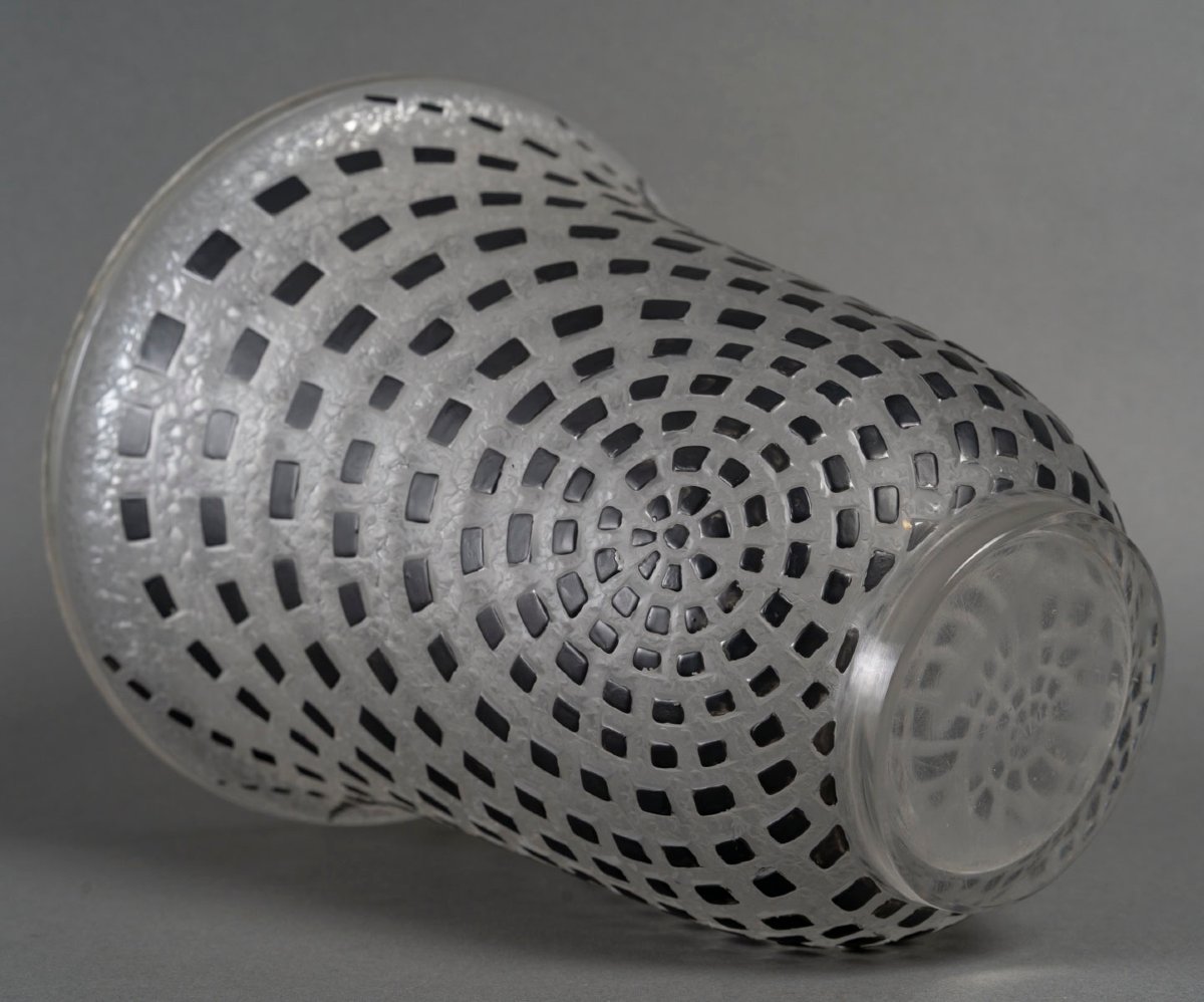 René Lalique - Damiers Vase Created In 1935-photo-7
