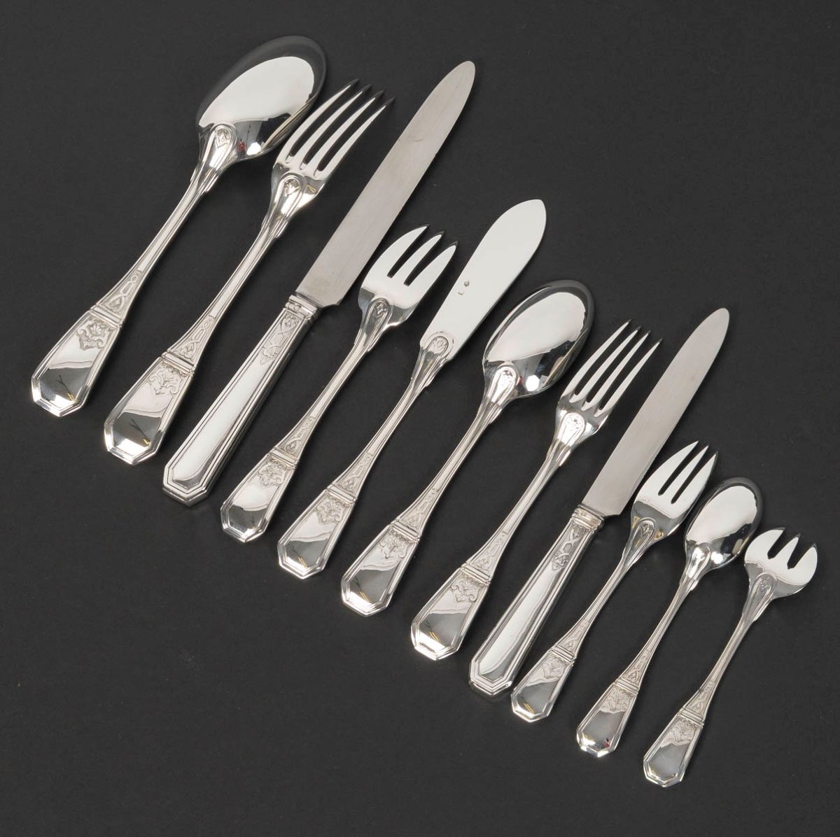 JEAN TETARD – C. CHRISTOFLE MENAGERE de 144 PIECES EN ARGENT MASSIF MODELE AUBUSSON Epoque 1930-photo-1