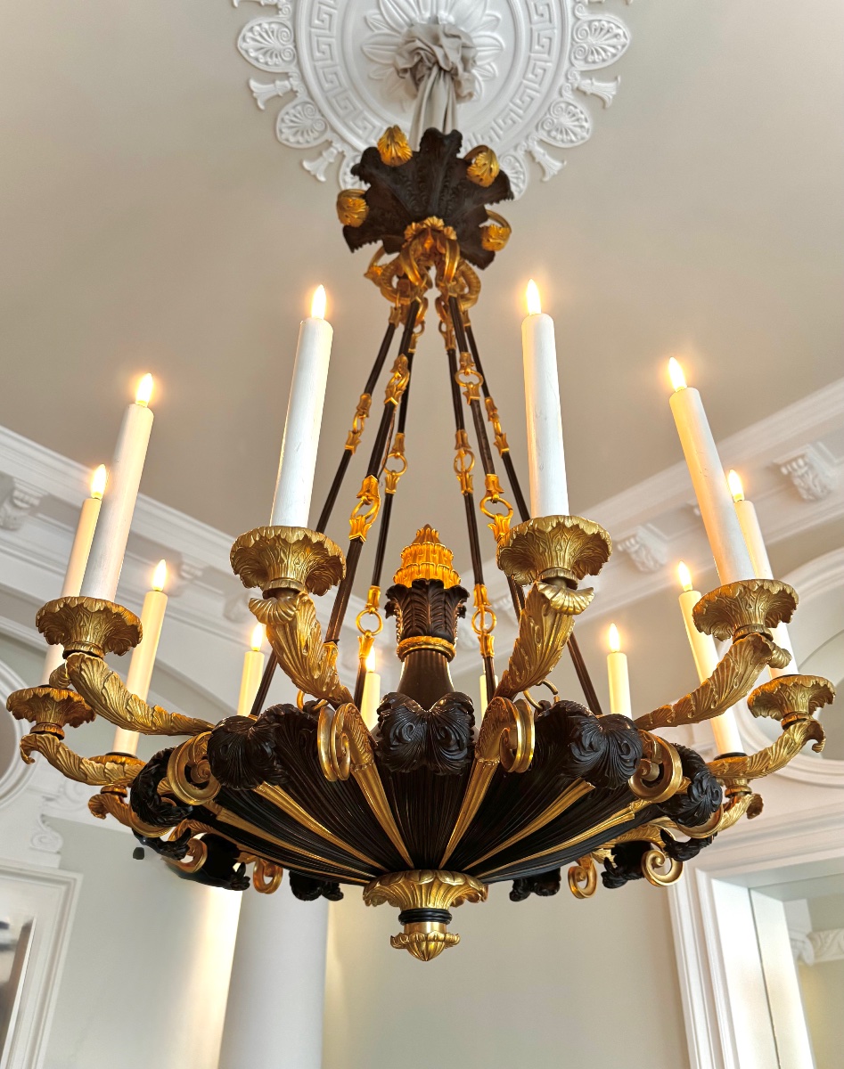 Lustre En Bronze Ciselé, Patiné Noir Et Doré, De Style Empire Par La Maison Delisle