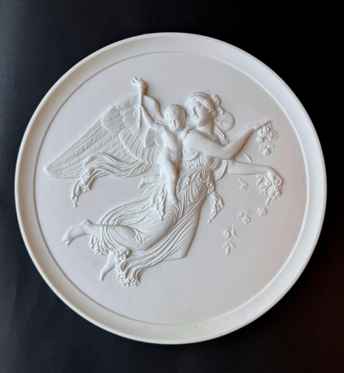 Grand Médaillon En Biscuit / Porcelaine Représentant « La Nuit » – 19e Siècle