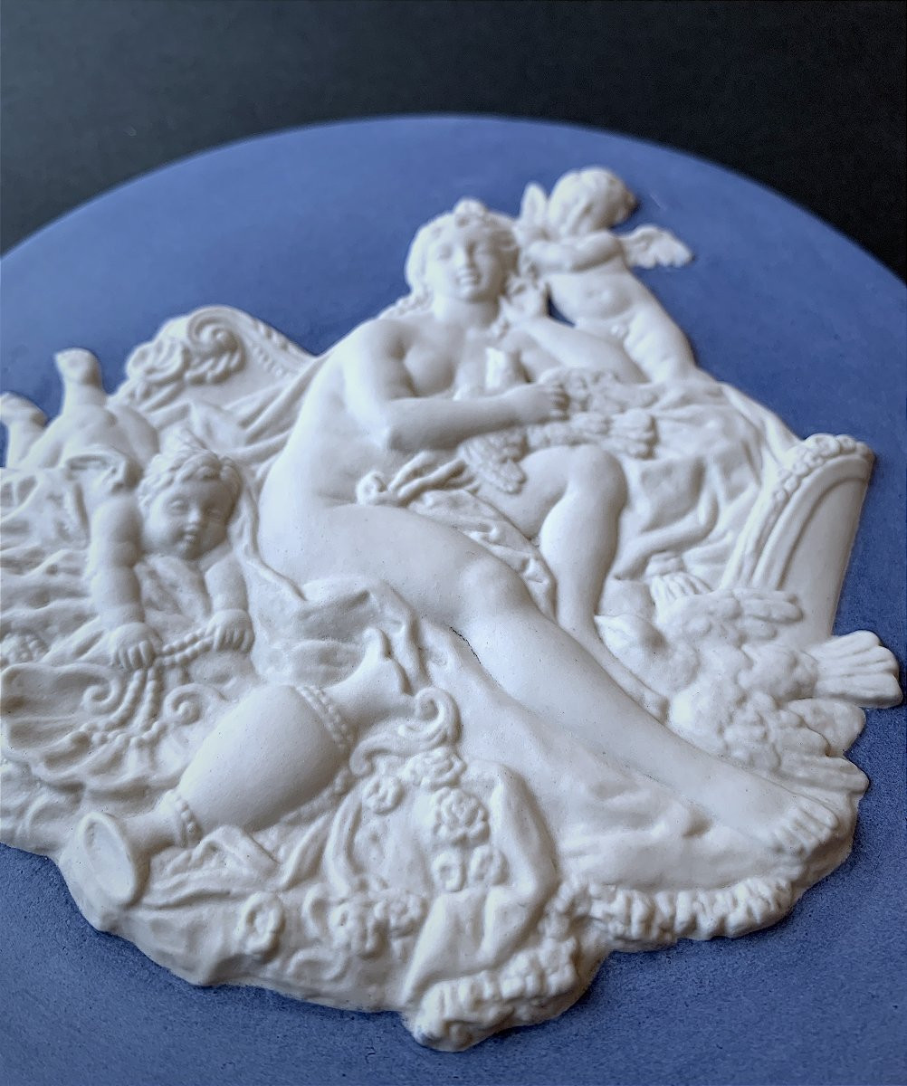 Biscuit / Porcelain Medallion Depicting Venus And Her Finery - 20th Century-photo-1