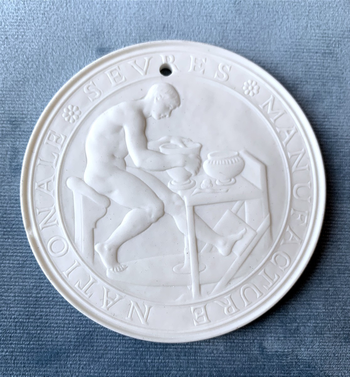 Médaillon en Biscuit de Sèvres  - 20e Siècle