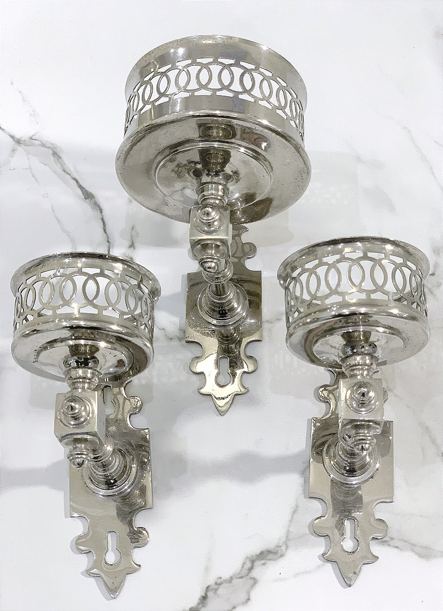 Accéssoires de Salle de bain, bronze nickelé brillant et verre coloris aubergine - 19e Siècle 