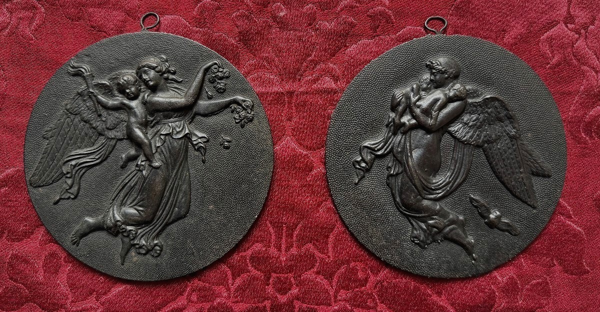 Pair Of Neoclassical Medallions In Dark Patinated Metal - 19th Century