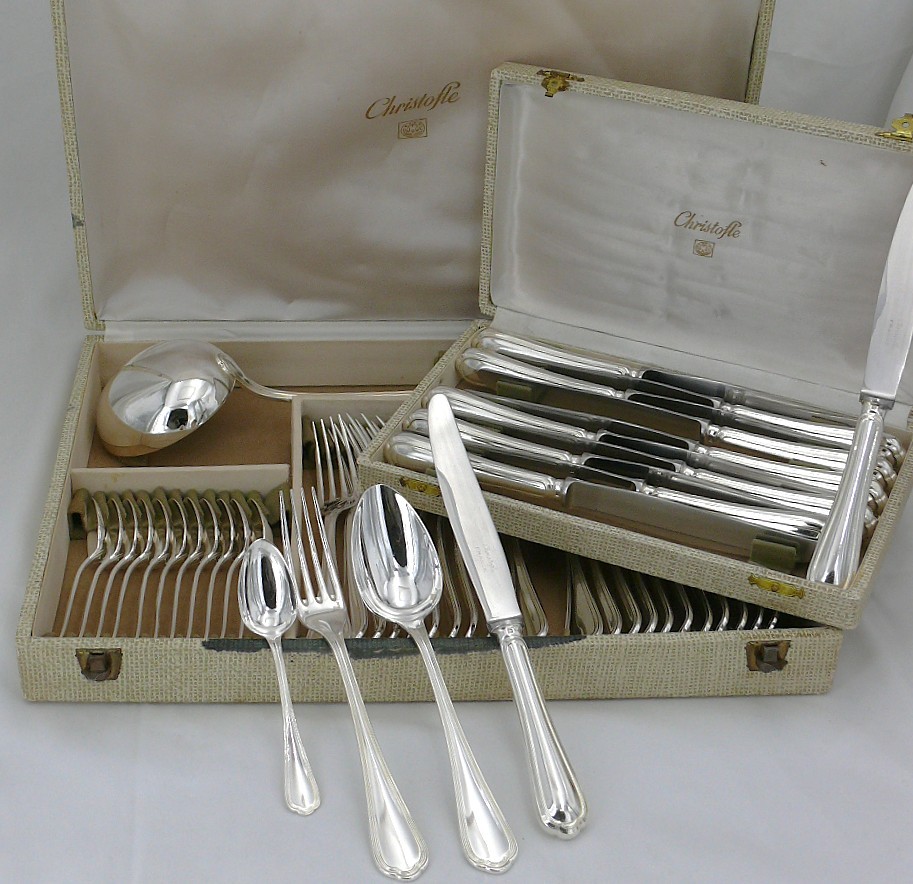 Christofle Modèle Spatours, Ménagère Set 49 Pièces Avec Couteaux, En Métal Argenté.