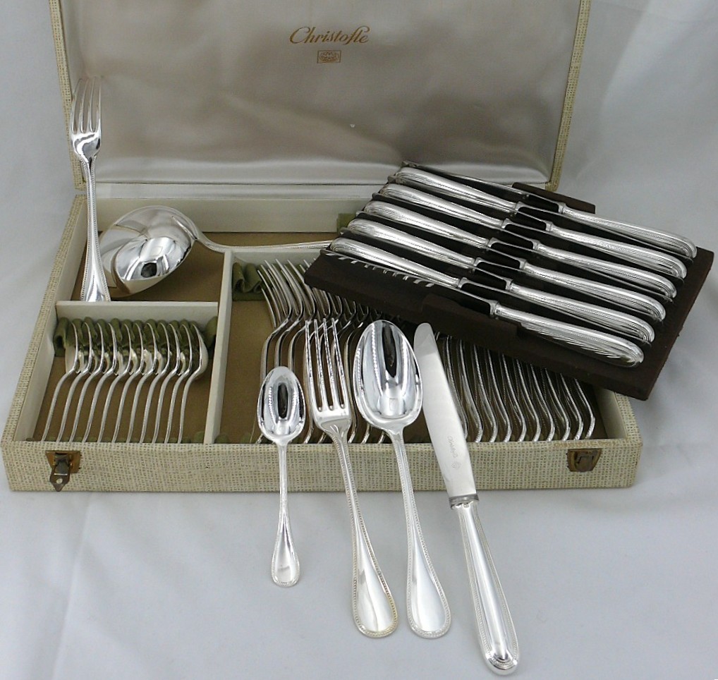 Christofle Modèle Perles, Ménagère Set De 49 Pièces Avec Couteaux, En Métal Argenté.