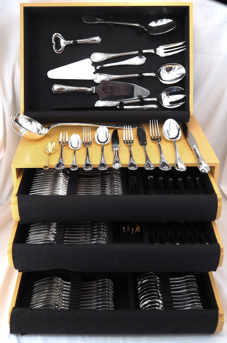 Christofle modèle Marly, ménagère set de 142 pièces, métal argenté, proche du neuf.