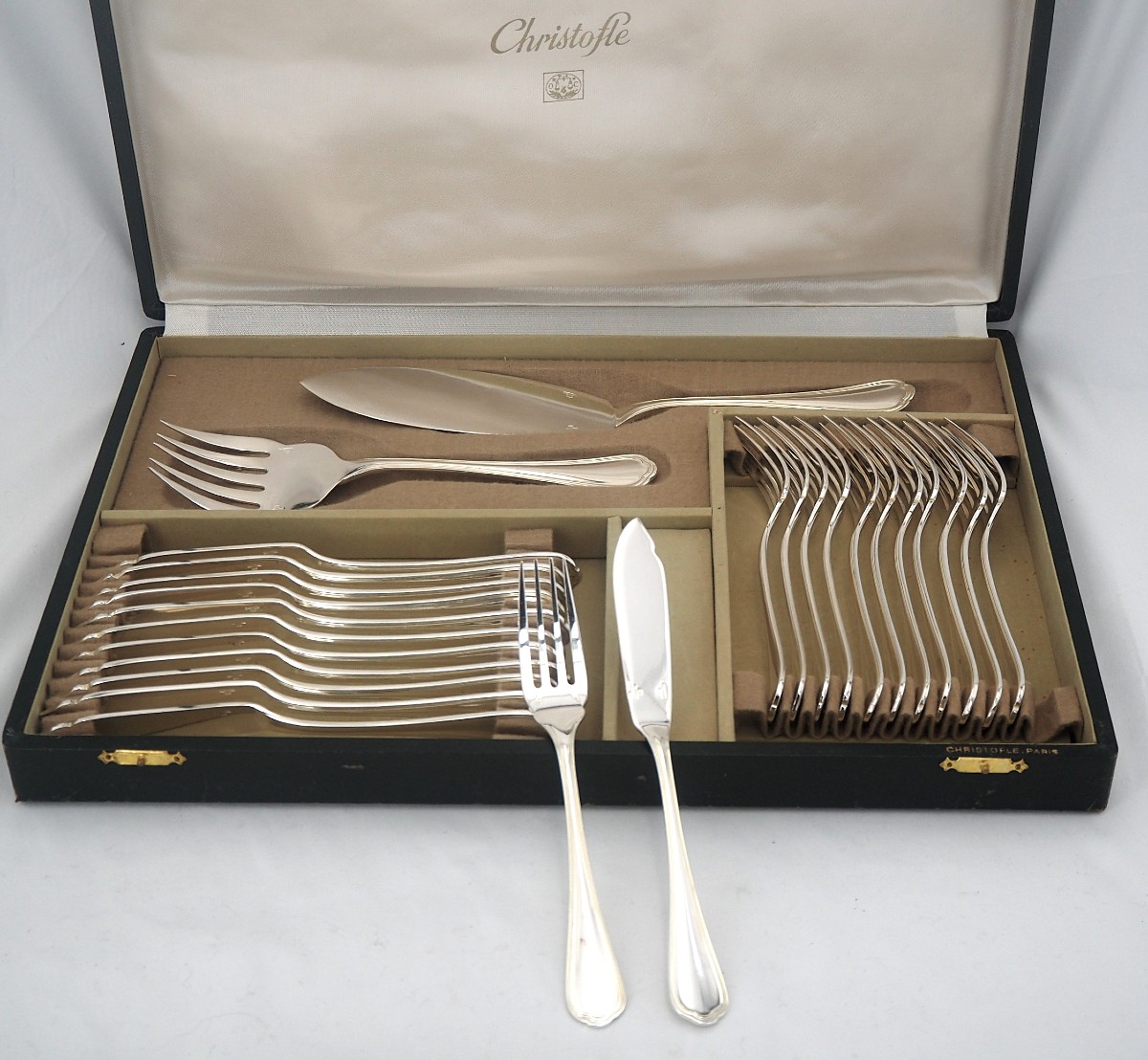 Christofle Spatours Model, 12 Fish Cutlery Sets + 1 Serving Cutlery Set, 26 Pieces.