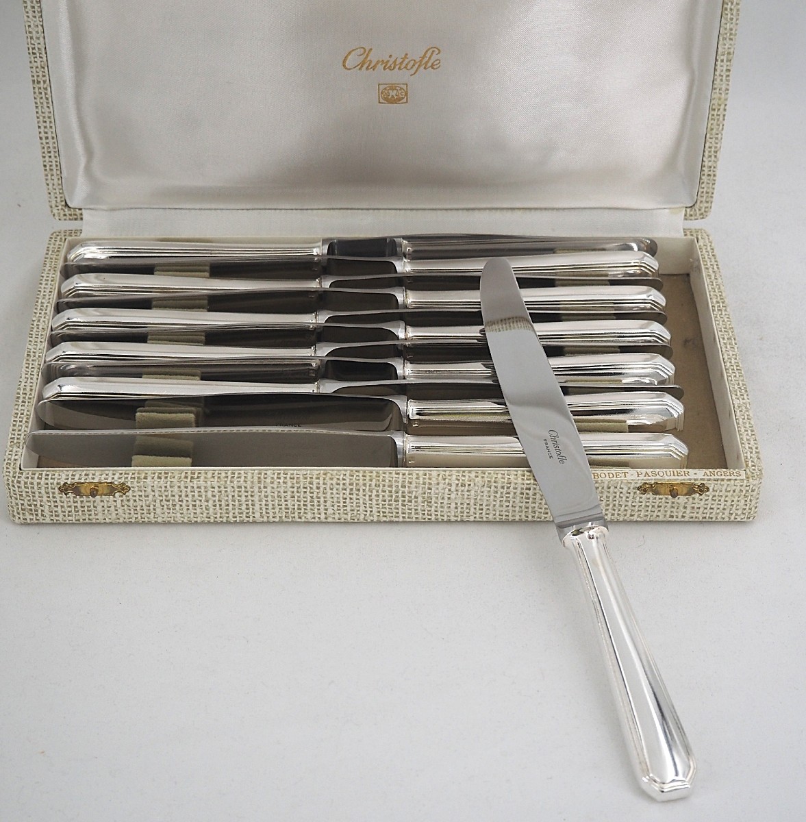 Christofle Model América, Art Deco, 12 Silver-plated Table Knives, In Excellent Condition.
