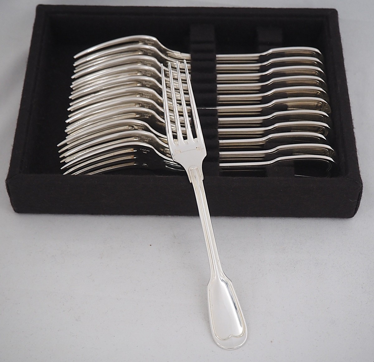 Christofle modèle Chinon, Filet, 12 fourchettes à entremets, dessert, métal argenté, 17 cm.