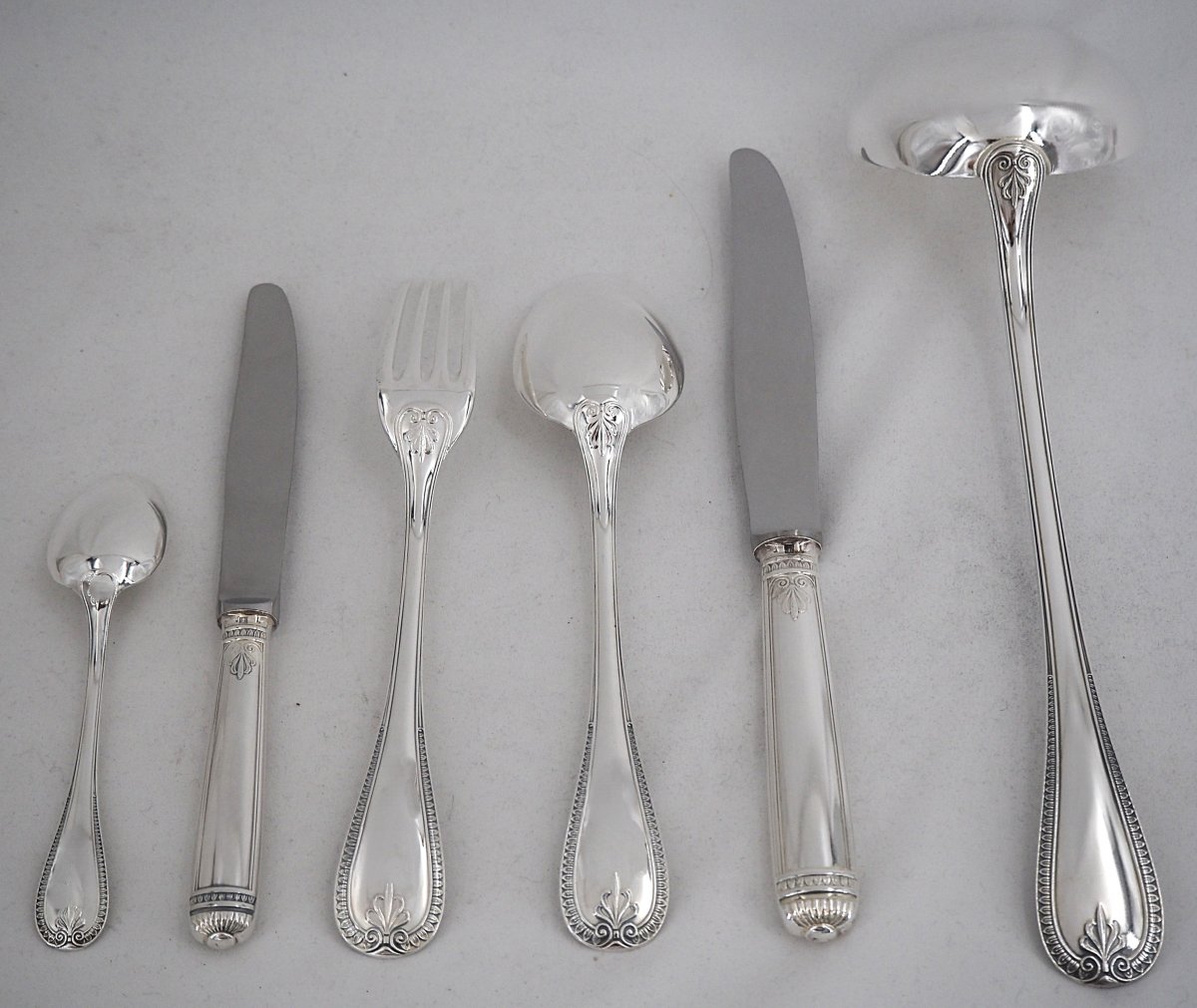 Christofle modèle Malmaison, ménagère set de 61 pièces, couteaux, métal argenté, parfait état.-photo-4