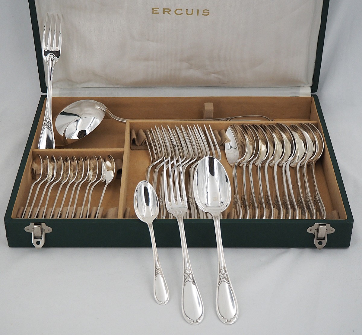 Ercuis modèle Lauriers, ménagère set de 37 pièces en métal argenté, excellent état.