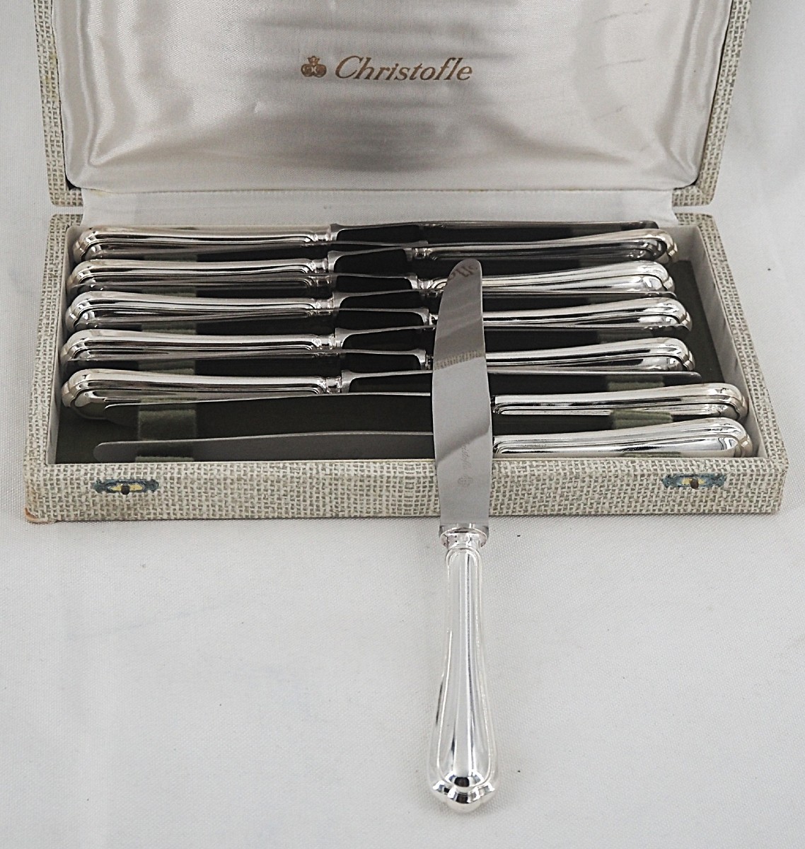 Christofle modèle Spatours, 12 couteaux de table en métal argenté, en excellent état.