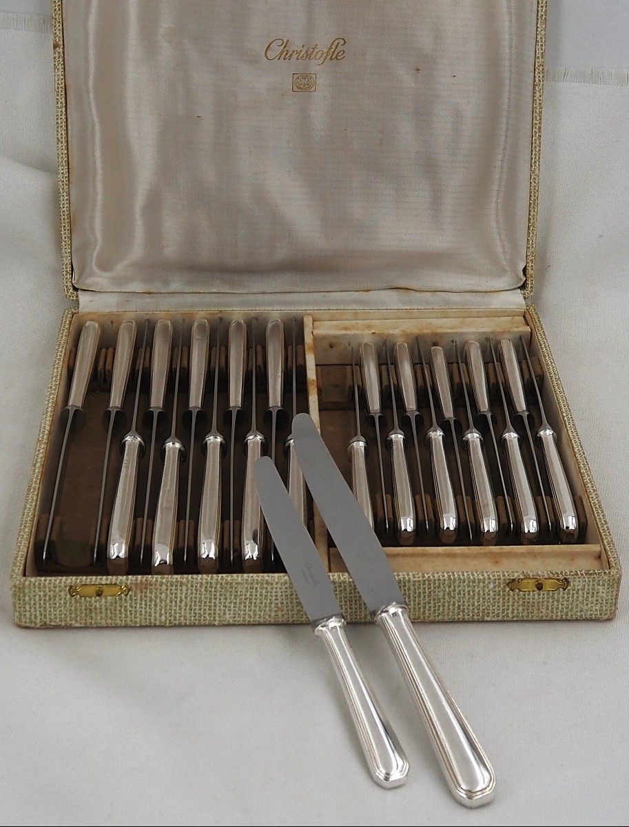 Christofle modèle América, 24 couteaux, 12 de table + 12 à dessert, métal argenté.
