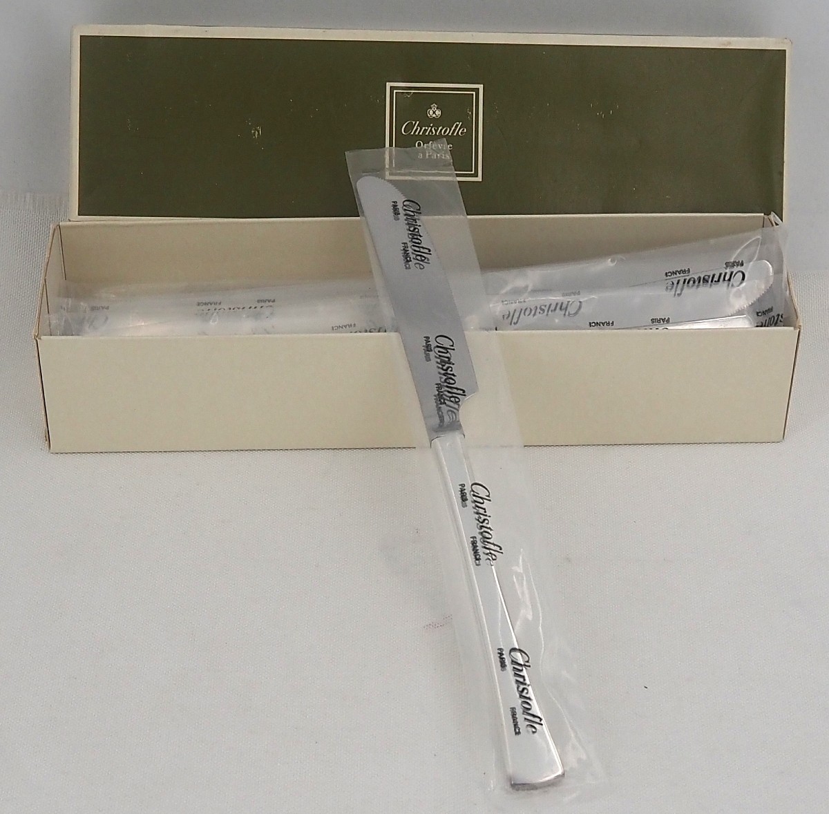 Christofle modèle Concorde, 12 couteaux de table, 23,5 cm, neufs sous blisters scellés.