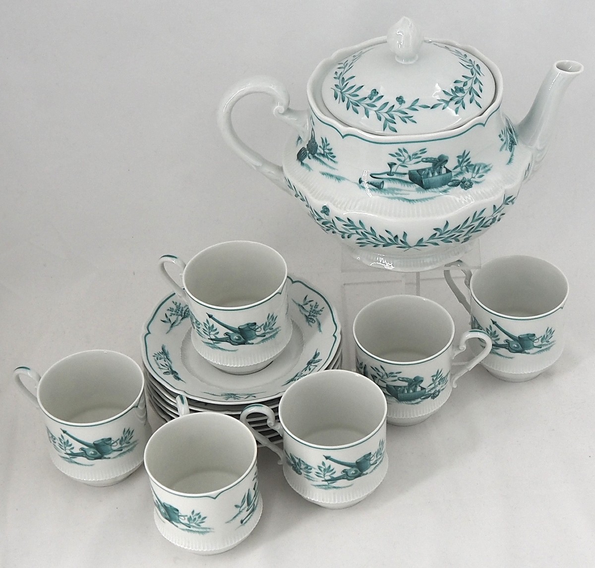 Haviland Limoges "les Islettes" 6 tasses et 6 sous tasses à thé, + théière.