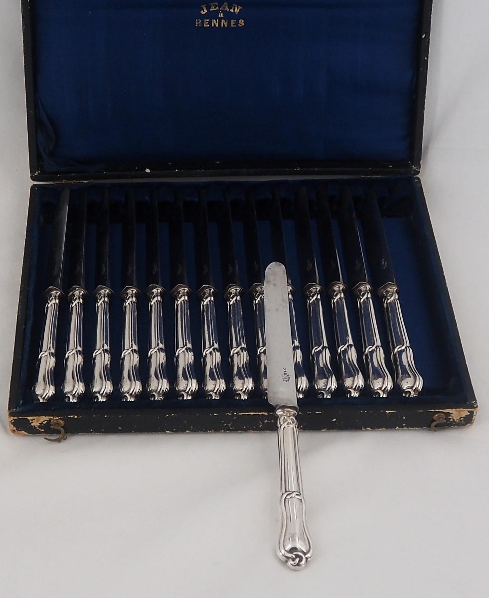 Set Of 15 Dessert, Cheese And Dessert Knives With Silver Handles And Gordian Knot.