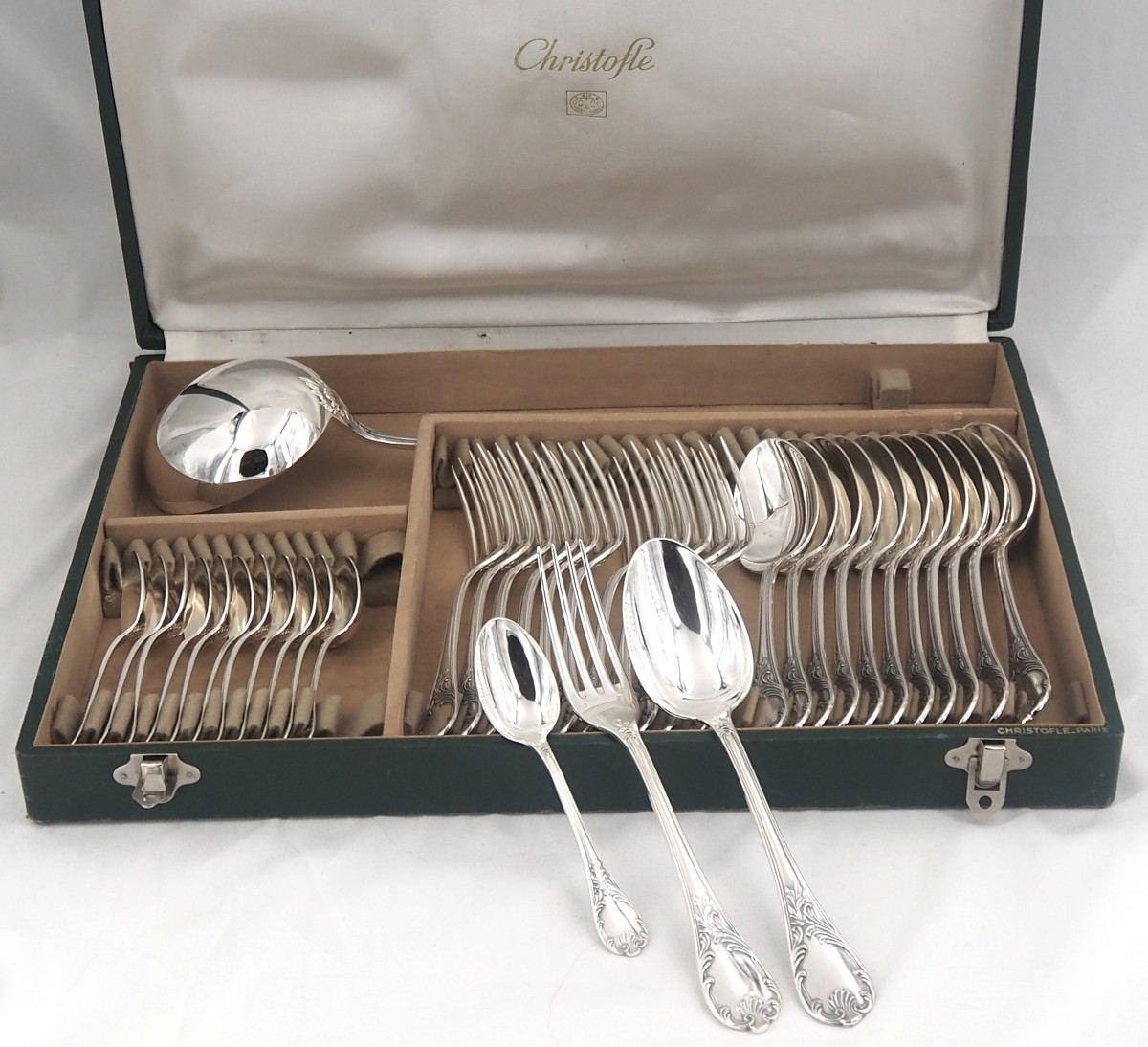 Christofle modèle Marly, ménagère set de 37 pièces en métal argenté, en excellent état.