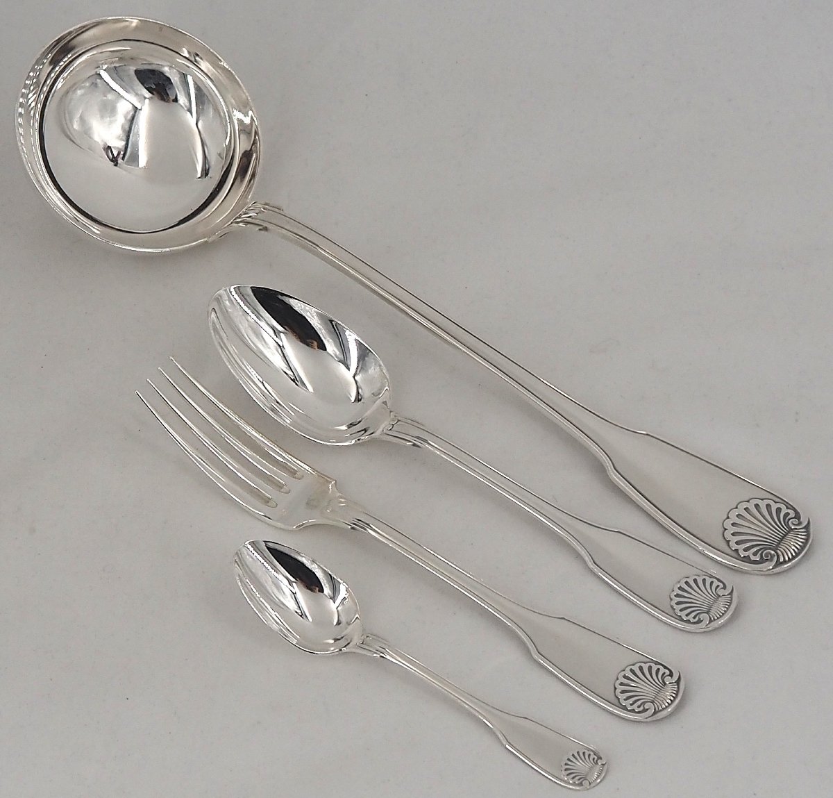 Christofle Vendôme, Coquille, ménagère set de 37 pièces en métal argenté, en excellent état.-photo-3