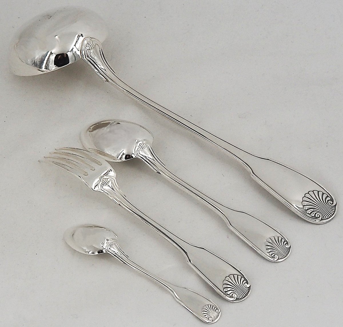Christofle Vendôme, Coquille, ménagère set de 37 pièces en métal argenté, en excellent état.-photo-3