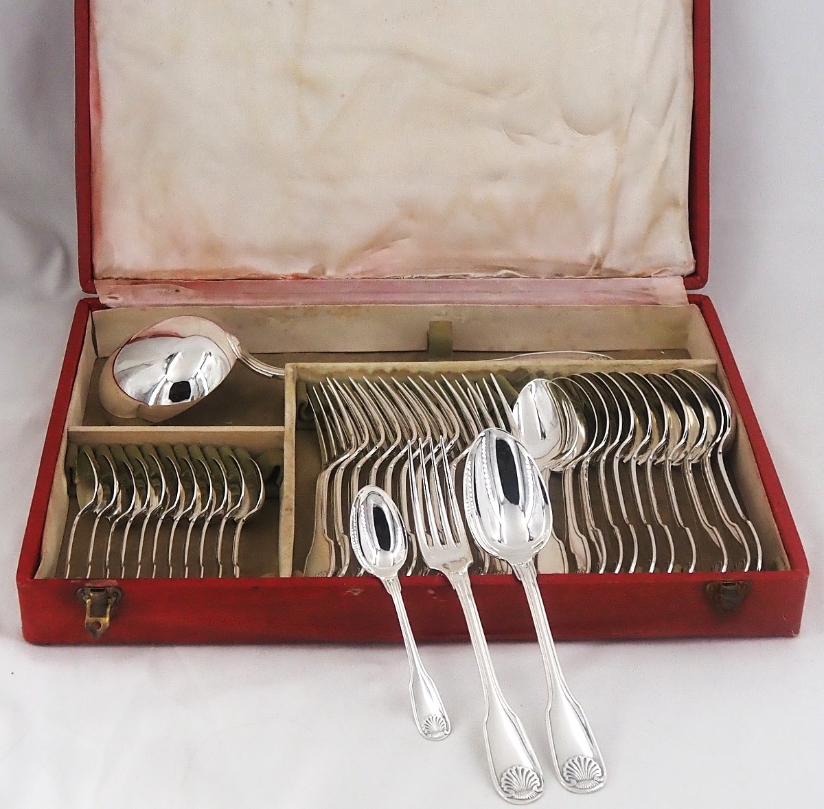 Christofle Vendôme, Coquille, ménagère set de 37 pièces en métal argenté, en excellent état.
