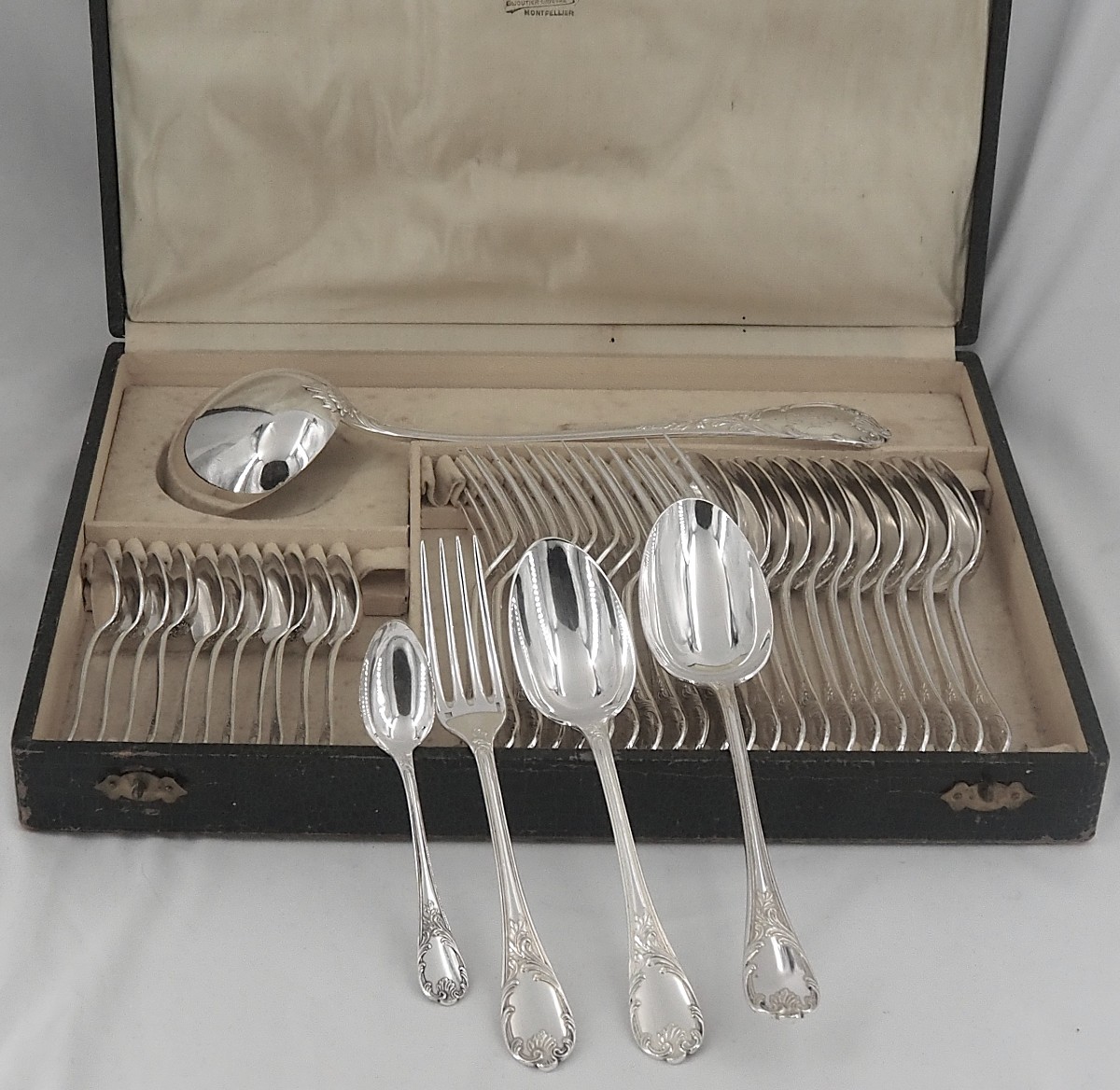 Christofle modèle Marly, ménagère set de 38 pièces en métal argenté, monogrammée "LR".