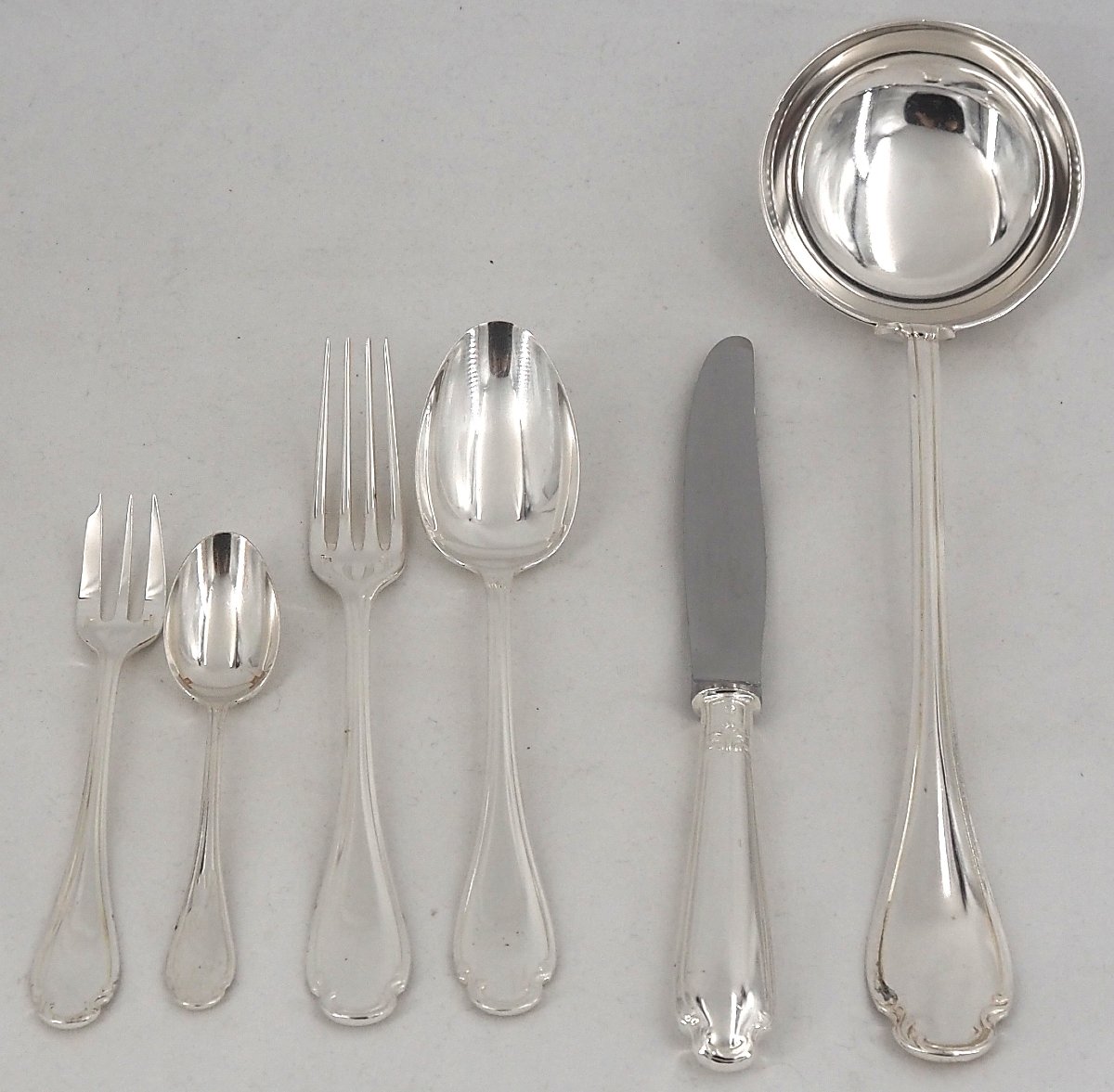 Christofle modèle Pompadour, ménagère set 31 pièces avec couteaux pour 6 personnes.-photo-2