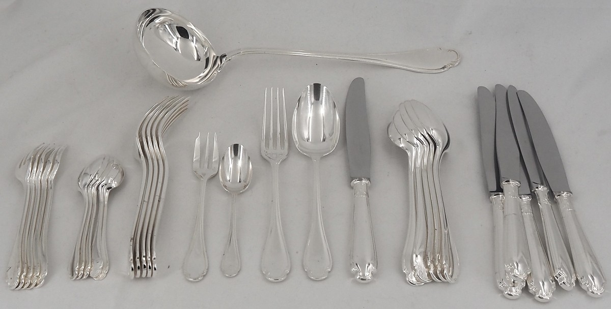 Christofle modèle Pompadour, ménagère set 31 pièces avec couteaux pour 6 personnes.