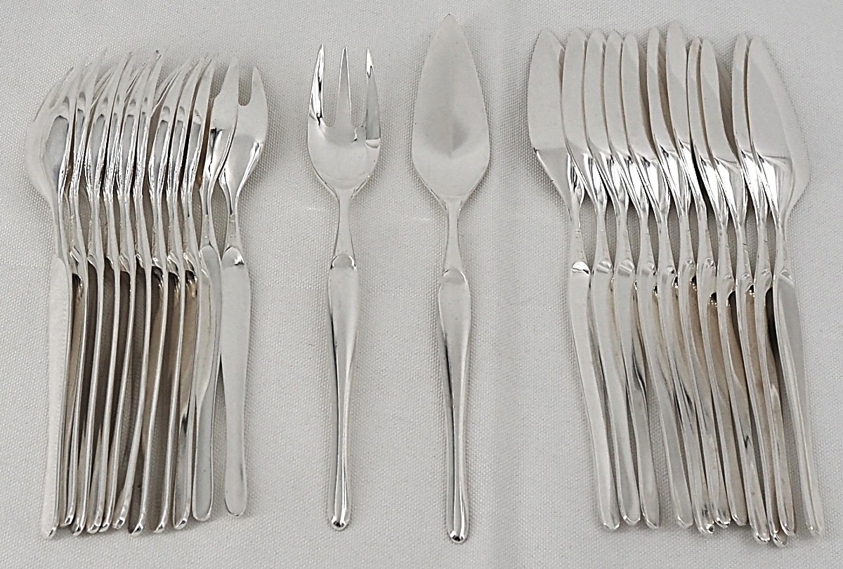 Christofle modèle Duo, Tapio Wirkkala, 12 couverts à poisson, 24 pièces en métal argenté.
