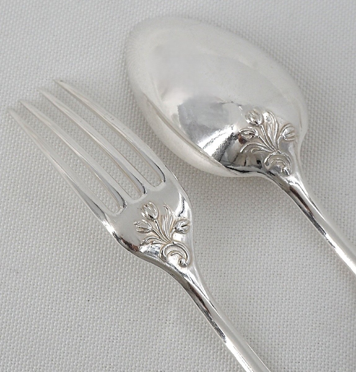 Christofle, 12 couverts à entremets, dessert, 24 pièces, modèle Baguette à médaillon fleuri.-photo-3