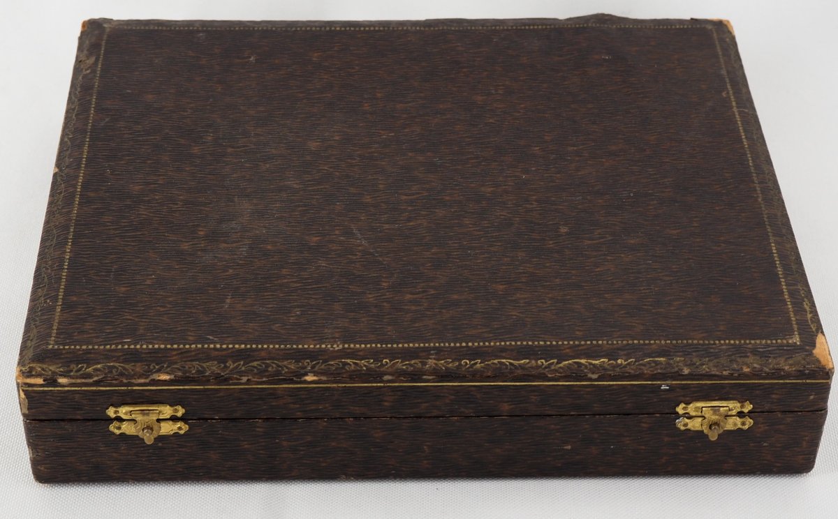 Christofle, 12 couverts à entremets, dessert, 24 pièces, modèle Baguette à médaillon fleuri.-photo-8