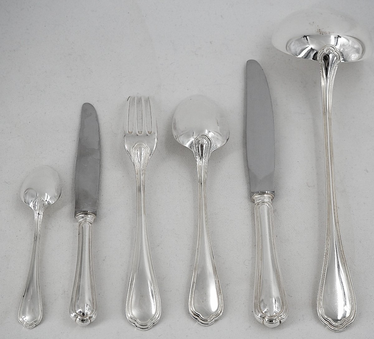 Christofle modèle Spatours, ménagère set de 61 pièces avec couteaux, en métal argenté.-photo-4
