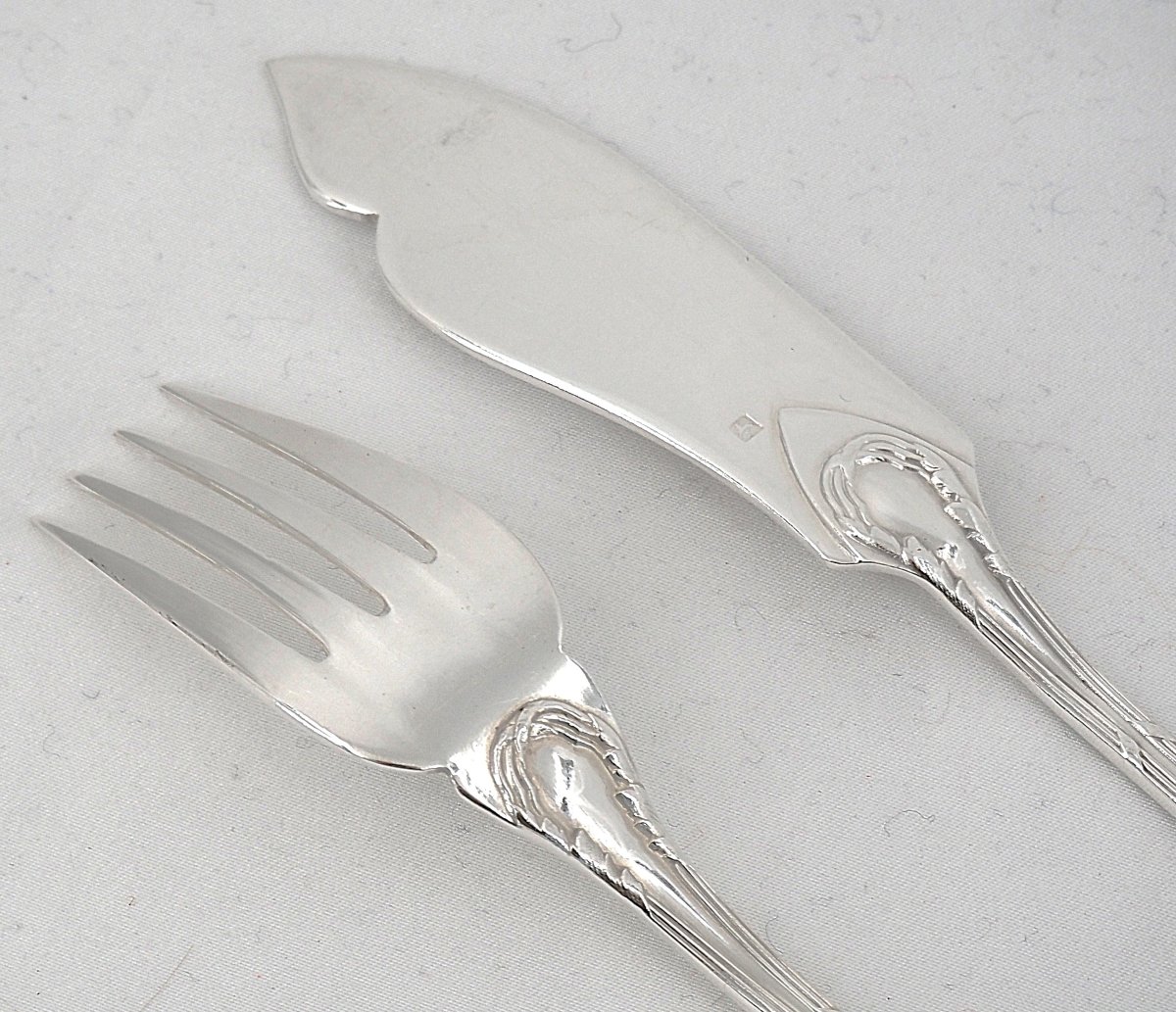 Ercuis modèle Trianon, Rubans, 15 couverts à poisson gravés, 30 pièces en métal argenté.-photo-3