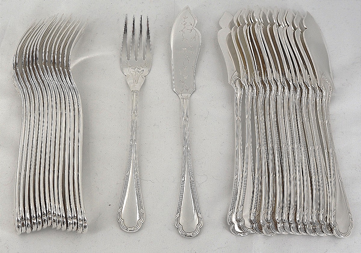 Ercuis modèle Trianon, Rubans, 15 couverts à poisson gravés, 30 pièces en métal argenté.