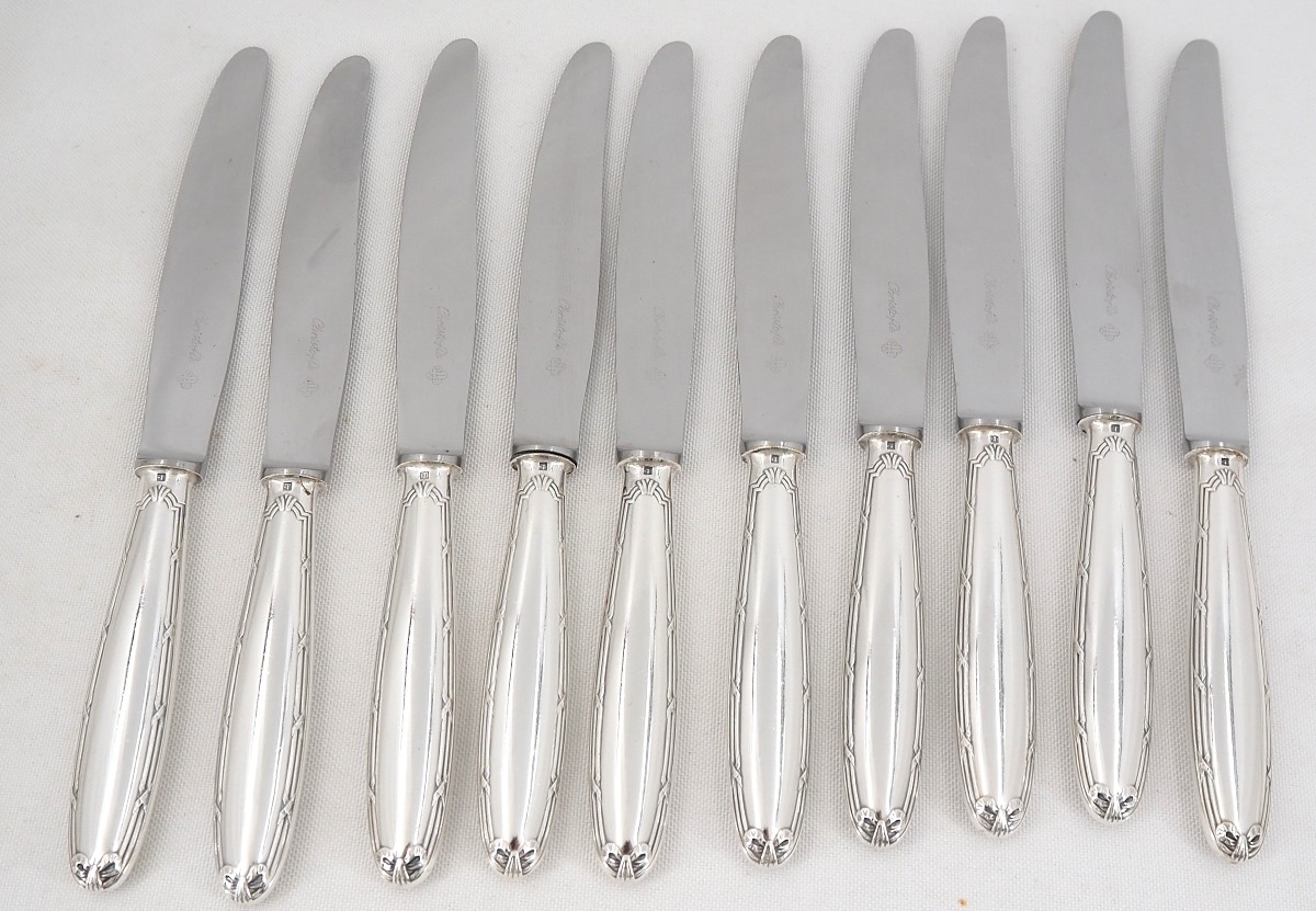 Christofle modèle Rubans, 10 couteaux de table en métal argenté en excellent état.