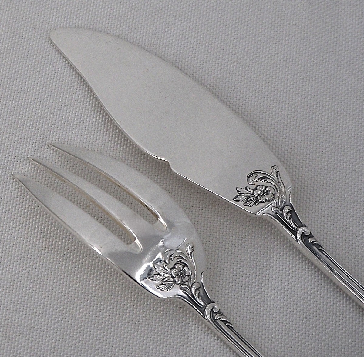 Ercuis modèle Louis XV fleuri, 12 couverts à poisson 24 pièces en métal argenté.-photo-3