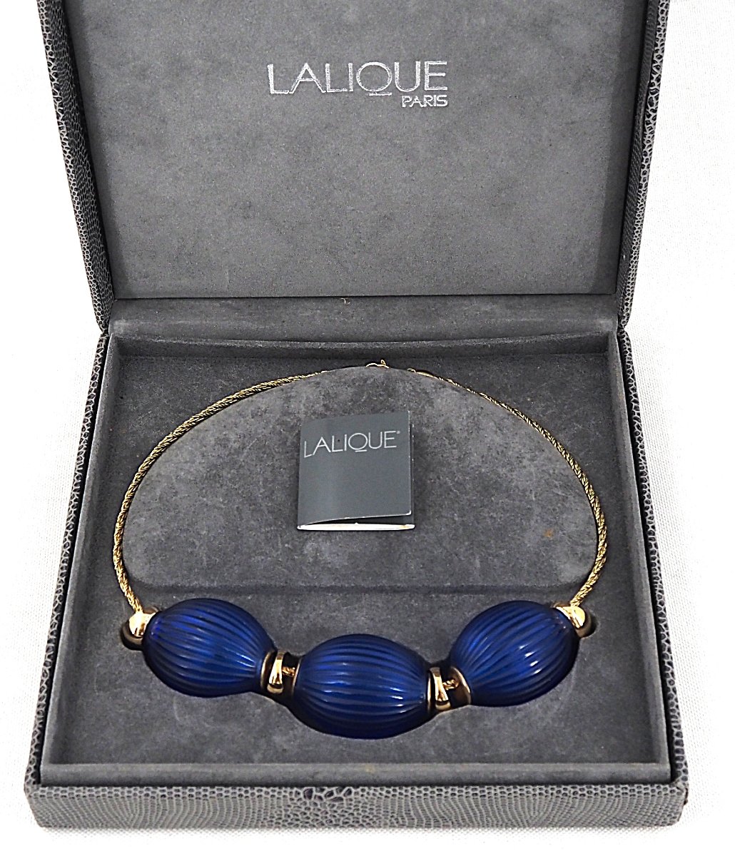 Collier Lalique modèle "Nerita" bleu , excellent état, signé.