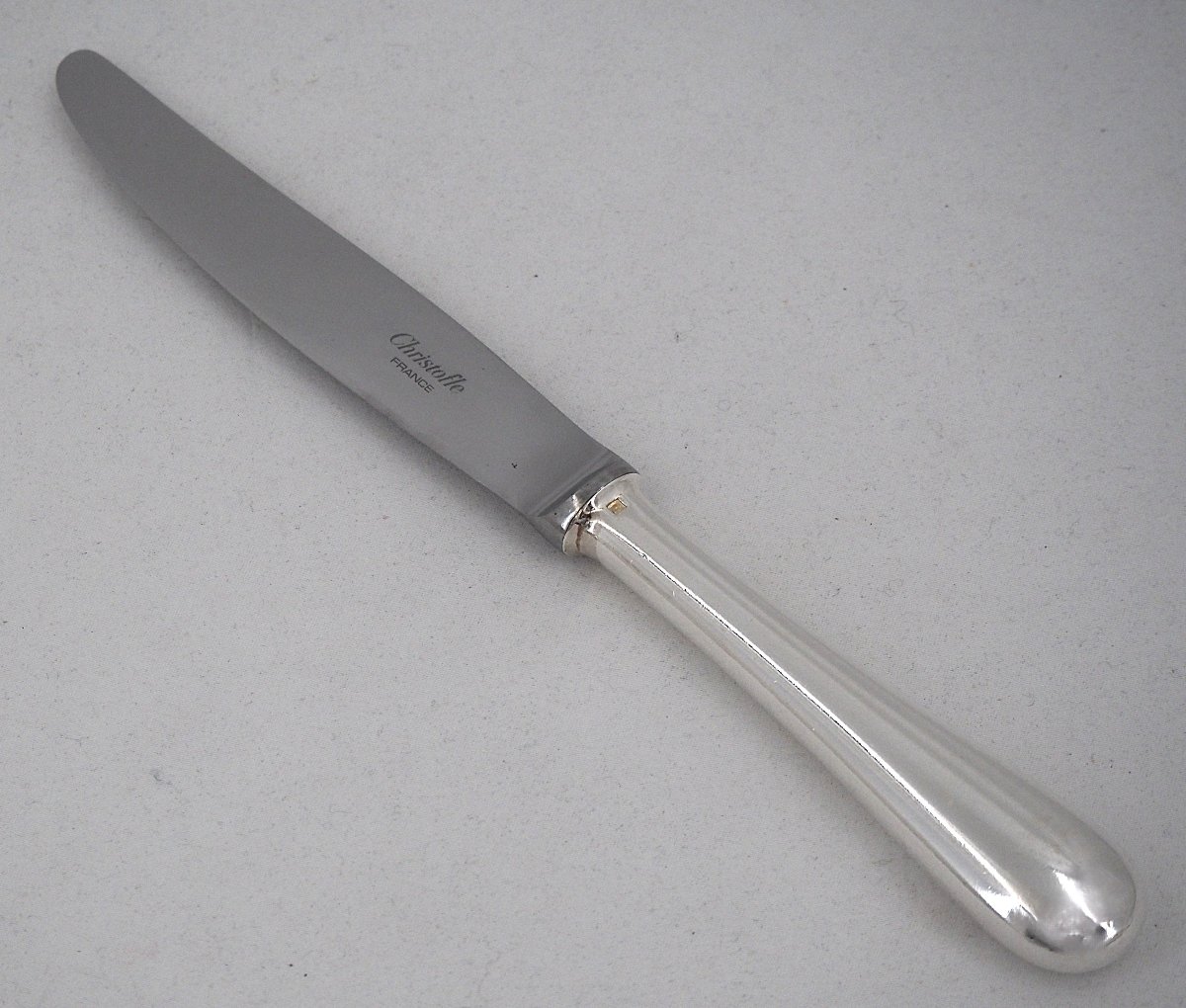 Christofle modèle Baguette, 12 couteaux de table en métal argenté, en parfait état.-photo-3