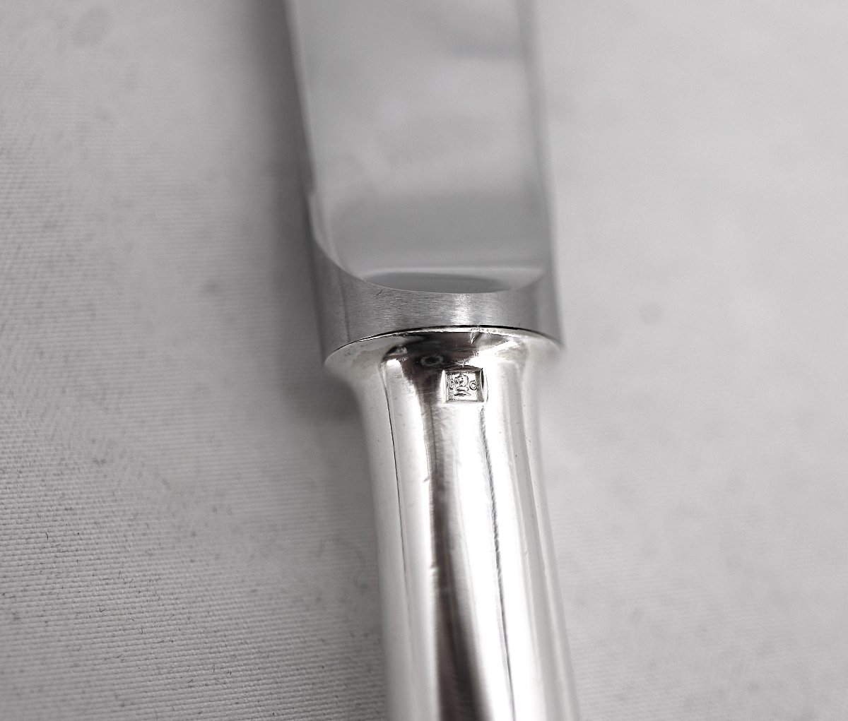 Christofle modèle Baguette, 12 couteaux de table en métal argenté, en parfait état.-photo-7