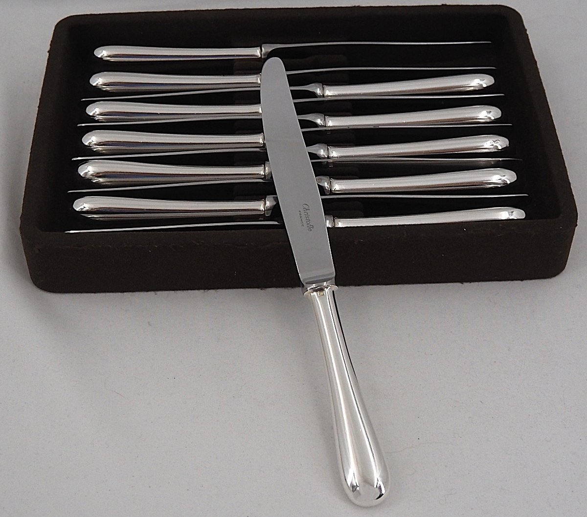 Christofle modèle Baguette, 12 couteaux de table en métal argenté, en parfait état.